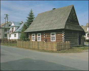 typowy drewniany dom czarnodunajecki